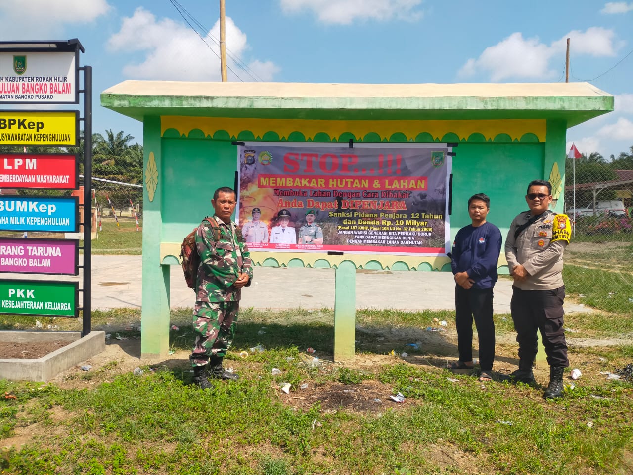 Polsek Bangko Pusako Pasang Spanduk Larangan Membakar Lahan di Bangko Balam