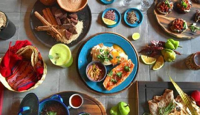 Tujuh Tips Makanan Sehat Saat Traveling