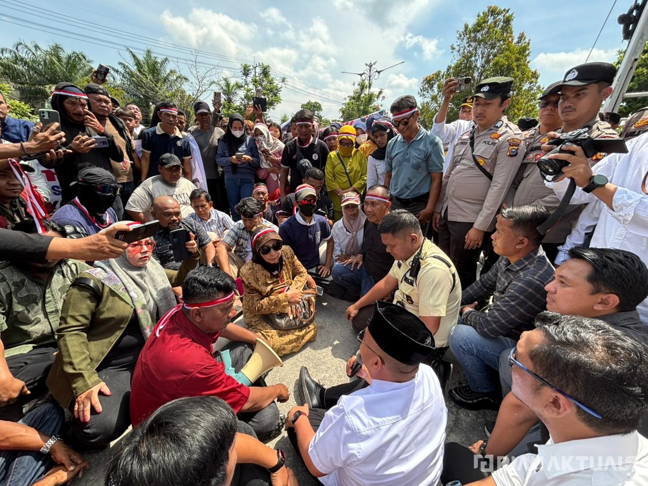 Ratusan Massa Gelar Aksi di Depan Kantor ATR/BPN Pekanbaru, Tuntut Pembersihan Korupsi dan Mafia Tanah