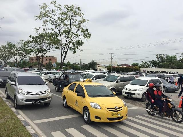 Setiap Jam Pulang Sekolah Kemacetan Parah Terjadi di Depan Sekolah Darma Yudha Pekanbaru