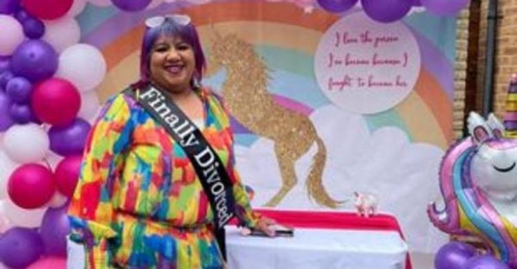 Bahagia Usai Cerai, Ibu 2 Anak Gelar Pesta