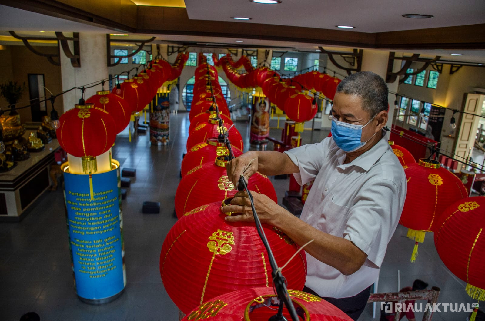 Jelang Tahun Baru Imlek, Maha Vihara Pusdiklat Bumi Suci Maitreya Pasang Ratusan Lampion
