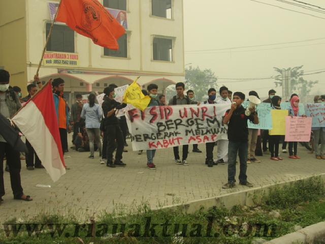Mahasiswa Fisip UR Gelar Aksi di Persimpangan Tabek Gadang