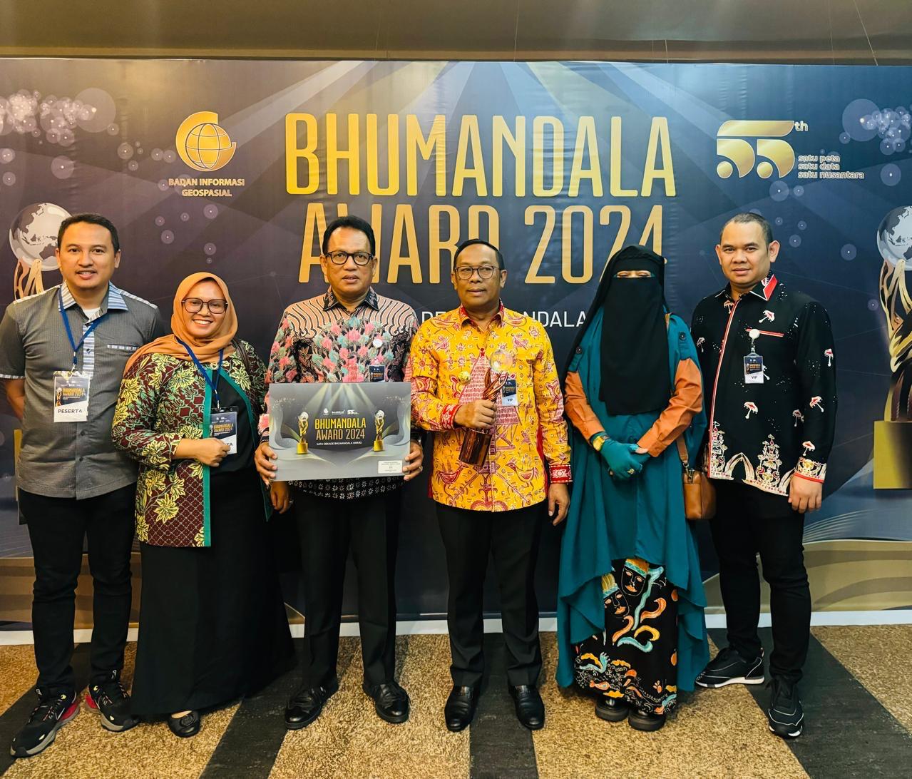 Pj Gubernur Riau Terima Bhumandala Award 2024 Kategori Kinerja Sampul Jaringan IG