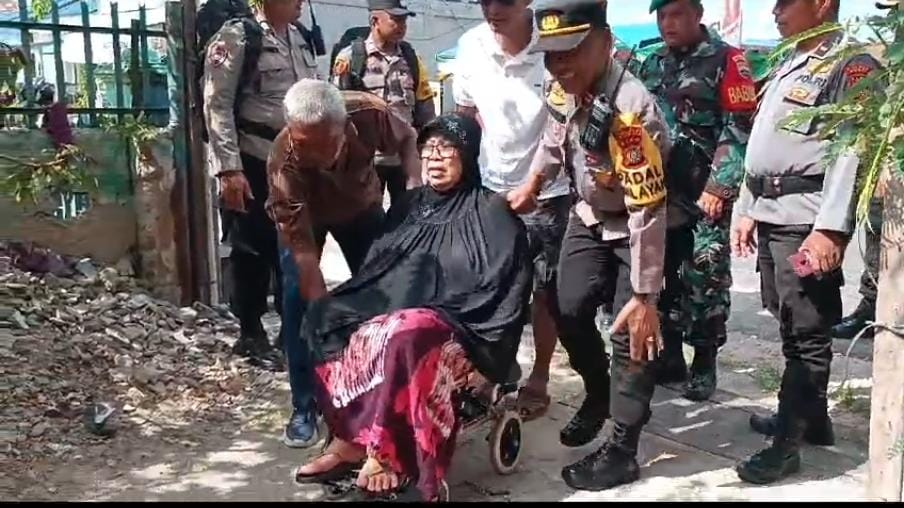 Kapolsek Dumai Kota Jemput Lansia Disabilitas untuk Gunakan Hak Pilih