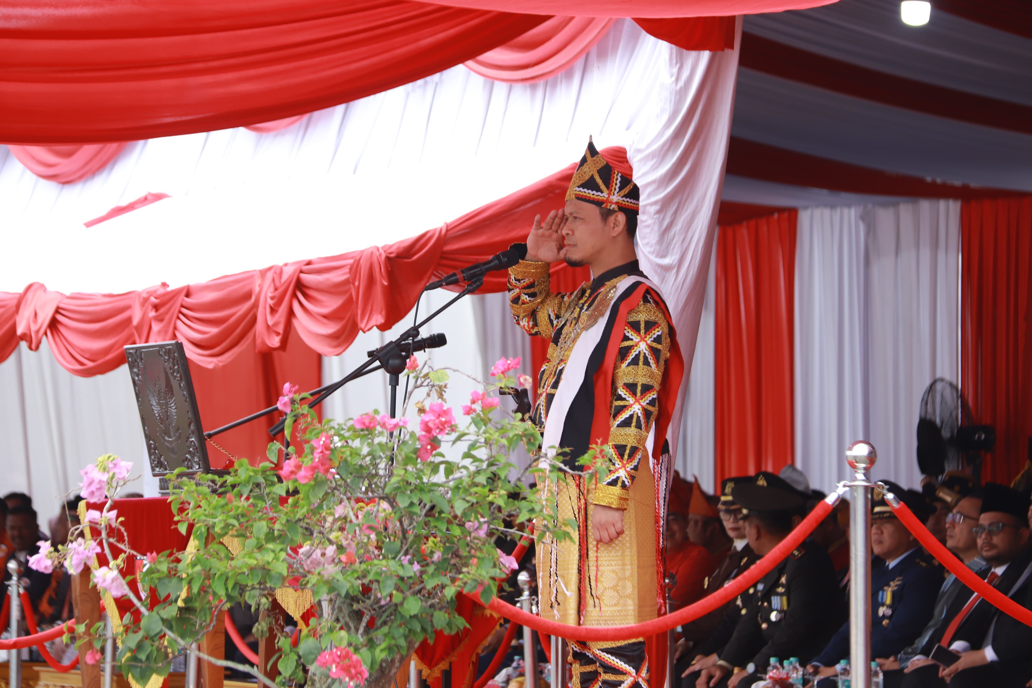 Pakai Baju Adat Kuansing di Upacara Kemerdekaan RI Ke-80, Begini Pesan Wako Agung ke Masyarakat