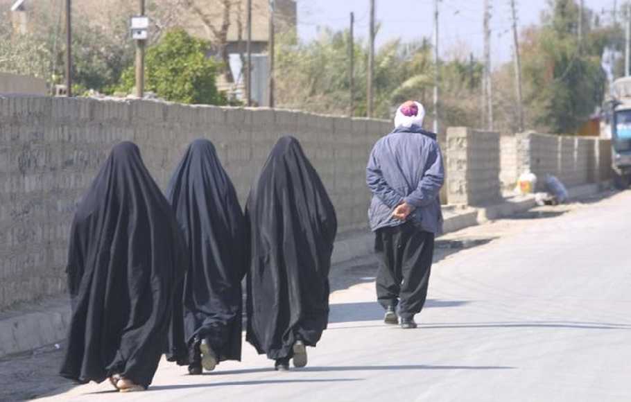 Terlanjur Viral, Foto Wanita Afghanistan Dirantai Berjalan di Belakang Pria Ternyata Editan