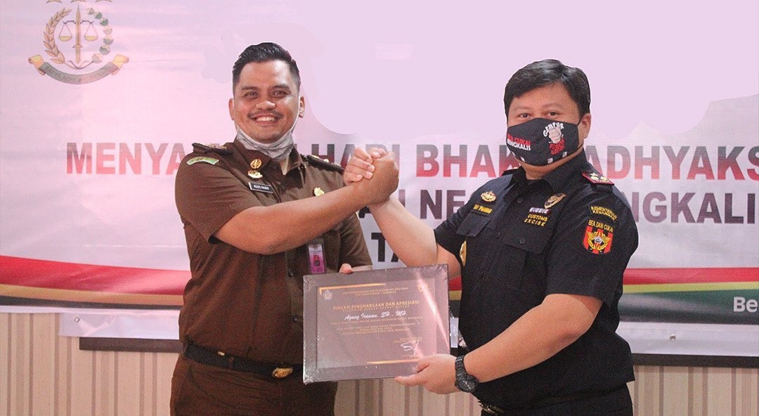 Hari Bhakti Adhyaksa ke 60, Kejari dan Kasi Pidsus Bengkalis Raih Penghargaan