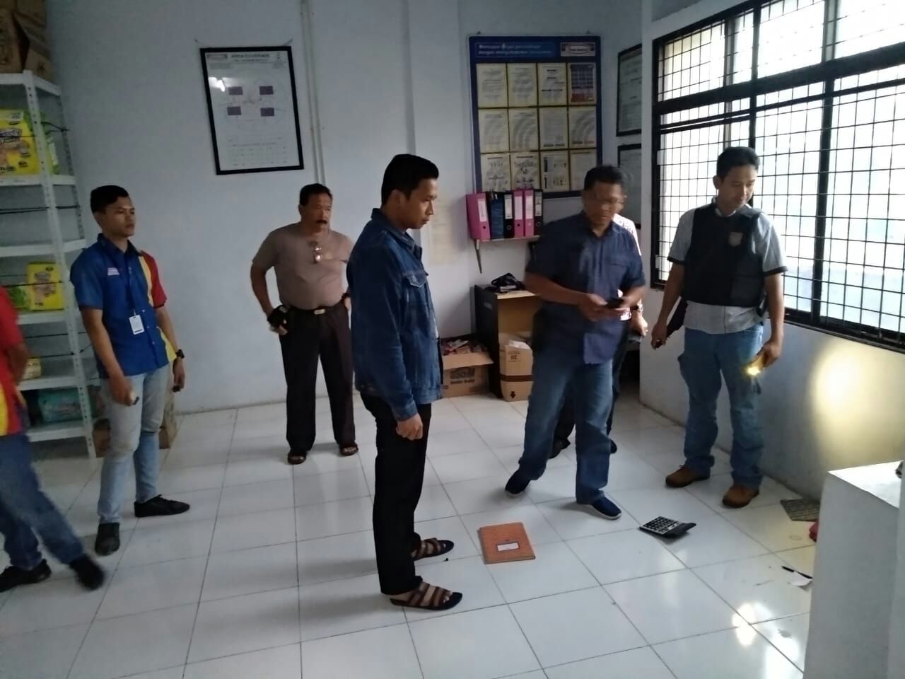 Dua Karyawan Indomaret Diikat dan Ditodong Pistol