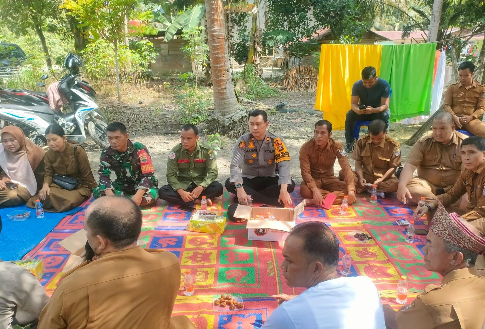 Kapolsek Langgam dan Camat Duduk Bersama Masyarakat Bahas Pilkada Damai