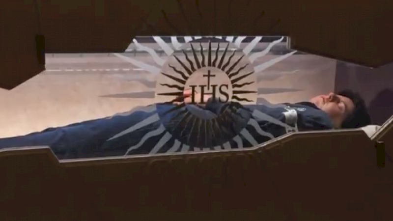 Pemuda Ini Meninggal 14 Tahun Lalu, Tapi Jenazahnya Masih Utuh