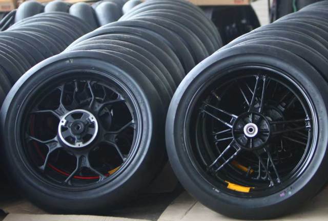 Pakai Ban Motor Racing untuk Harian? Ini Efeknya