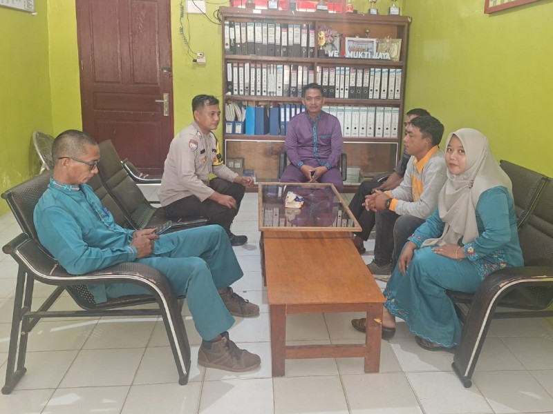 Bhabinkamtibmas Kepenghuluan Mukti Jaya Cooling System untuk Pemilu Damai 2024di Rohil