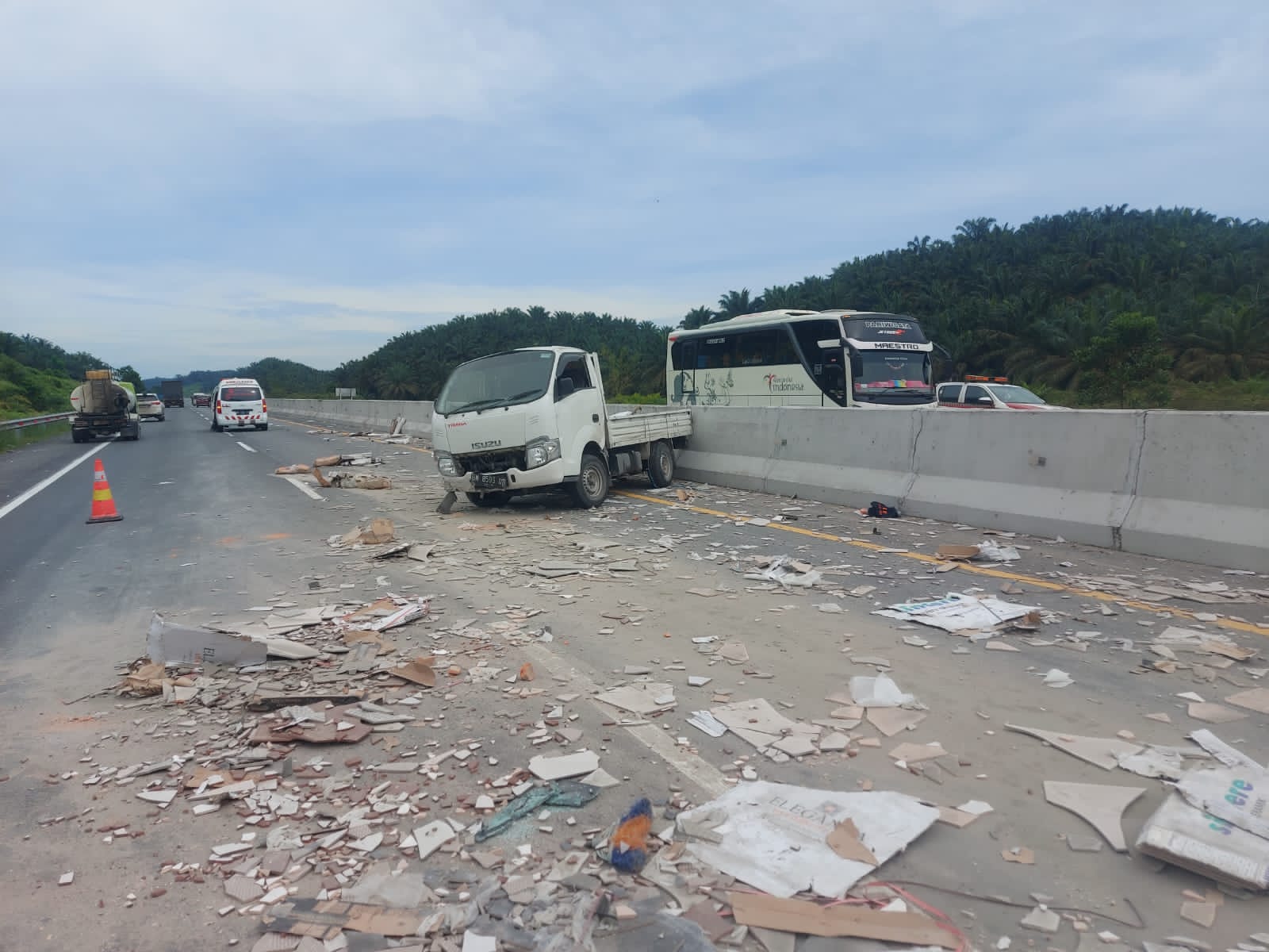 Pecah Ban Belakang, Mobil Ekspedisi Terlibat Kecelakaan