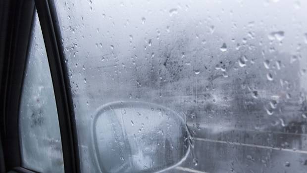 Ini 5 Tips Mengatasi Kaca Mobil Berembun Saat Hujan