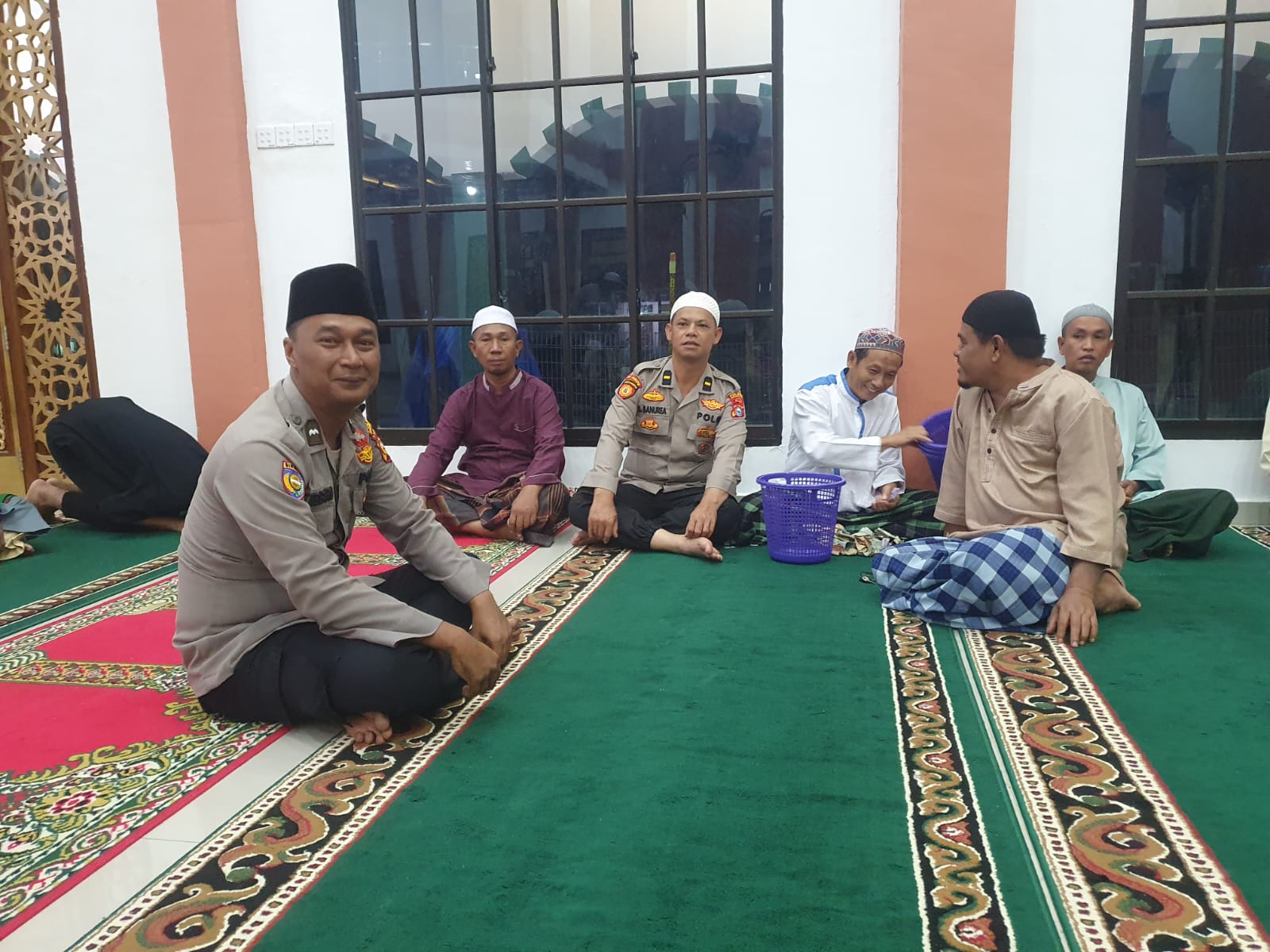 Salat Maghrib Berjamaah di Masjid Al Istiqomah, Polsek Pulau Burung Sosialisasikan Pemilu Damai