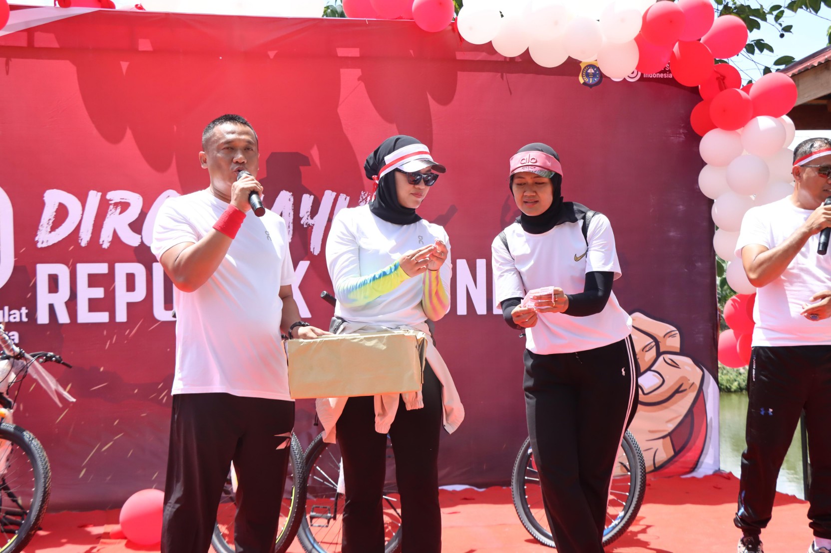 Meriah! Kapolres Rokan Hilir Gelar Lomba Kemerdekaan dengan Masyarakat