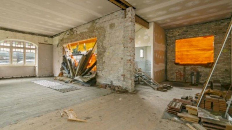 Penampakan Rumah Tanpa Toilet, Air, dan Listrik yang Laku Rp51,8 Miliar