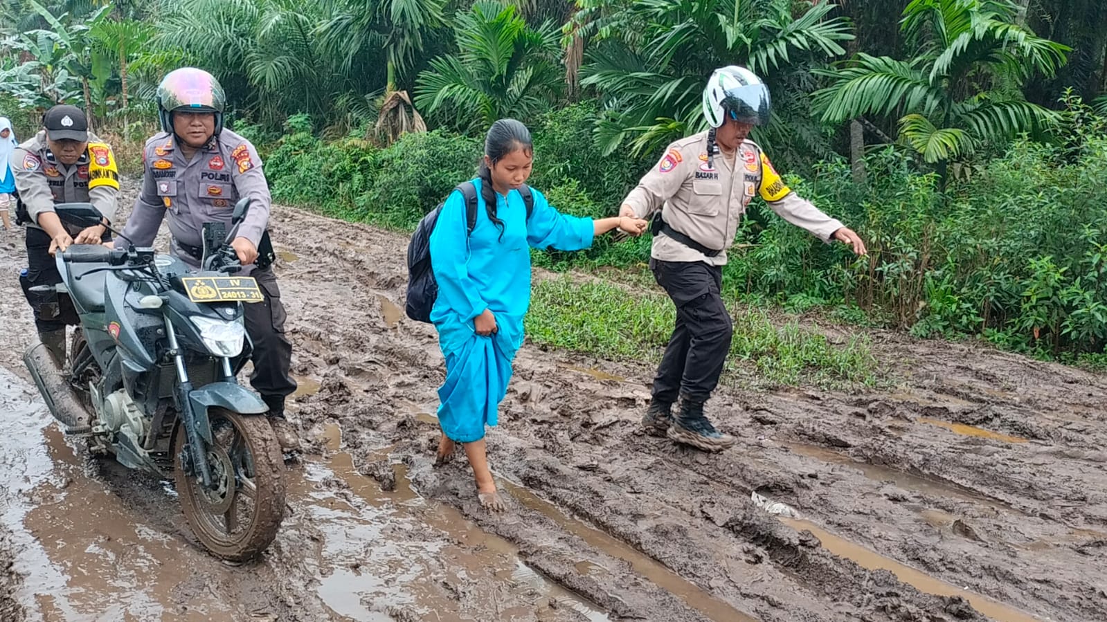 Polsek Tempuling Sosialisasi Pemilu Damai 2024 di Desa Karya Tunas Jaya