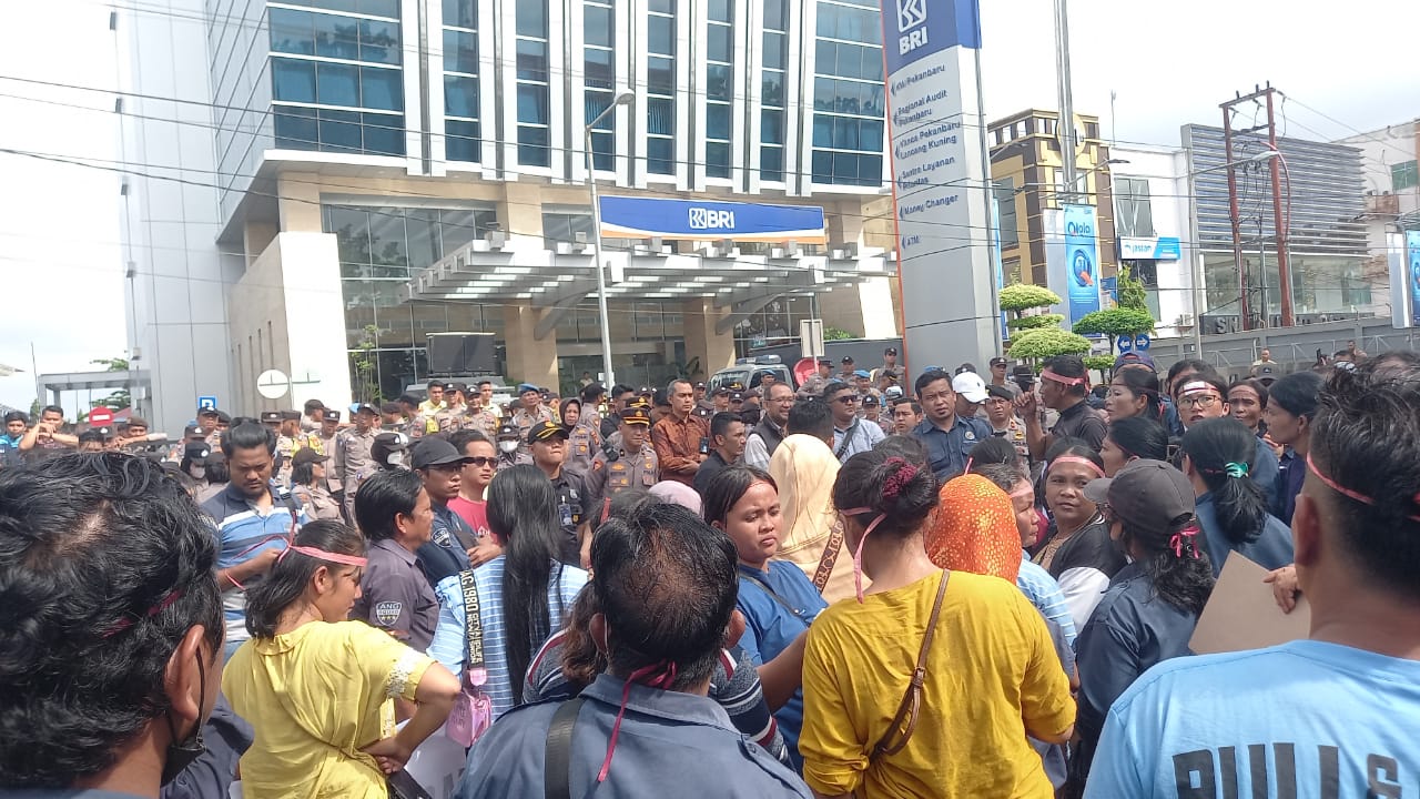 Ribuan Buruh Demo di Kantor BRI Pekanbaru, Tuntut Pencairan Gaji yang Dibekukan