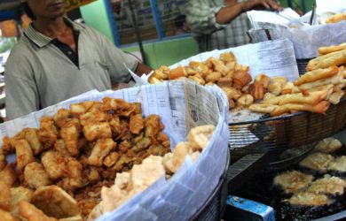 Jangan Pernah Konsumsi Makanan yang Dibungkus dengan Koran