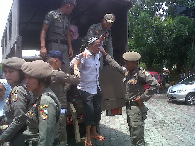 Razia Gepeng di Pekanbaru Diwarnai Isak Tangis