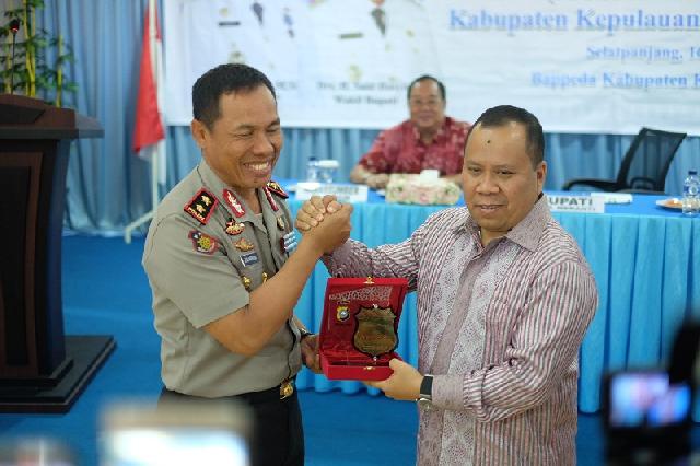 Bupati Kukuhkan Tim Saber Pungli dan Serahkan Hibah Tanah Pembangunan Mapolres Meranti