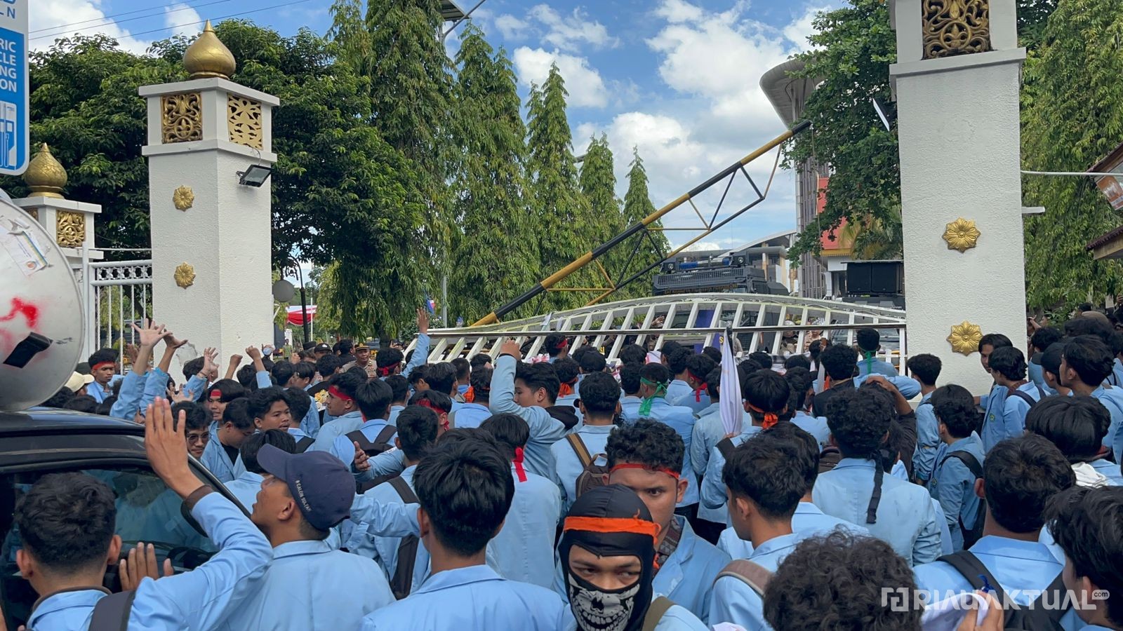 Aksi BEM Universitas Riau sudah Berlangsung 4 Jam, Gerbang Utama Sisi Kiri Kantor Gubernur Tumbang