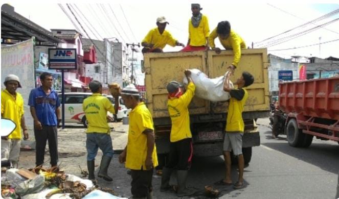 Ratusan Petugas Kebersihan Berjibaku Siang Malam di Tepian Narosa Kuansing