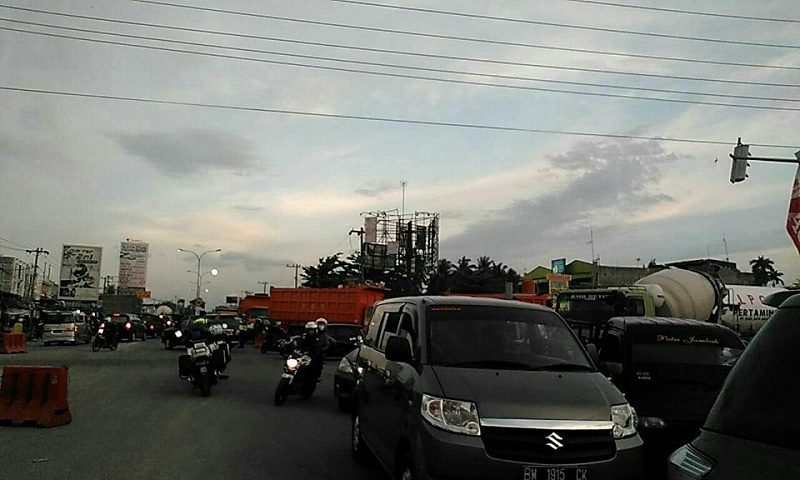 Pasca Libur Panjang, Kendaraan Menumpuk di Simpang Panam