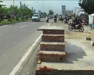 Bangunan Halte TMP Jangan Ganggu Pejalan Kaki