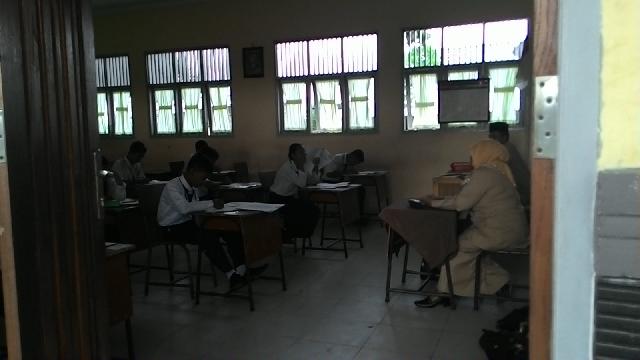 Pelaksanaan UN SMP Hari Kedua di Pekanbaru Lancar