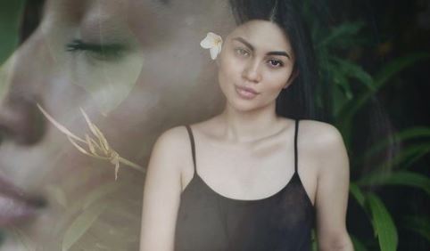 Potret Ariel Tatum Santai di Pantai, Netizen: Bidadari