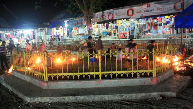 Menikmati Jagung Bakar Manis di Api Tak Kunjung Padam