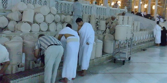 Mengurai kandungan gizi di dalam air zamzam