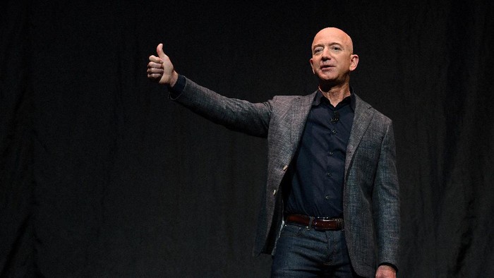 Ini dia Jeff Bezos, Pria Rp 2.700 Triliun yang Lebih Suka Nyetir Honda Rp 20 Jutaan