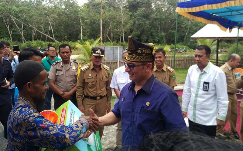 Sayed Abubakar bersama Wabup Meranti Beri Bantuan Motor Kaisar dan Pembangkit Listrik Tenaga Surya