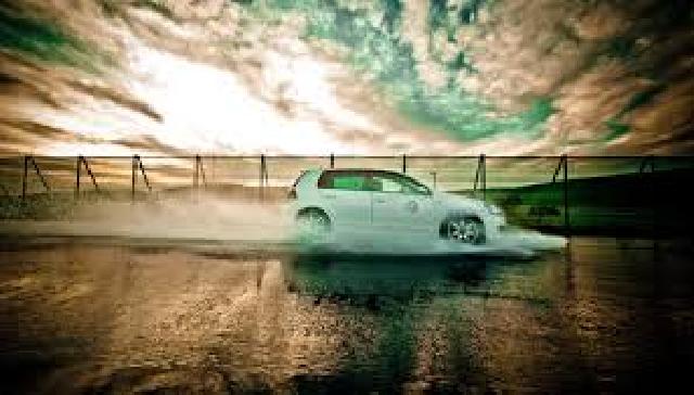 Kiat Aman Berkendara di Jalan Basah