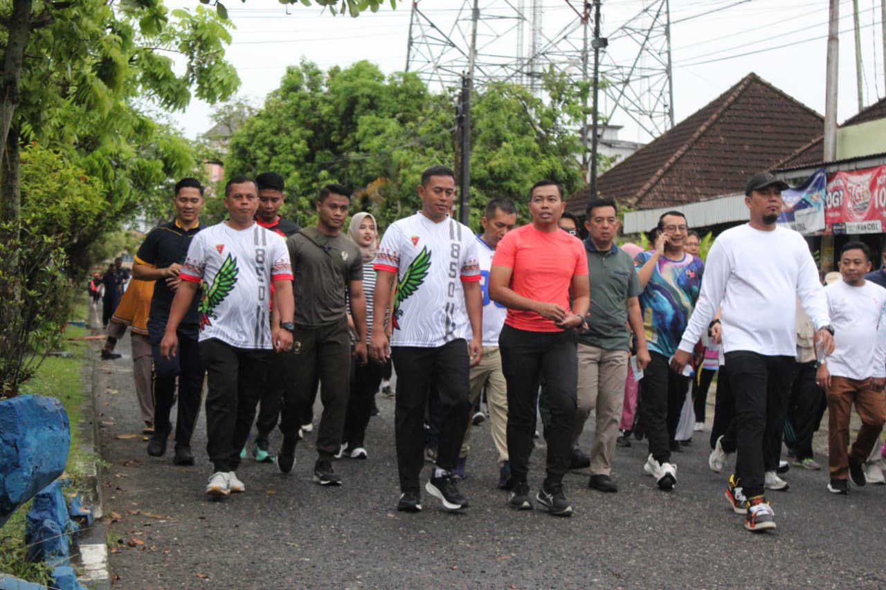 Bupati Inhu Ajak Masyarakat Perkuat Gaya Hidup Sehat Lewat Jalan Santai