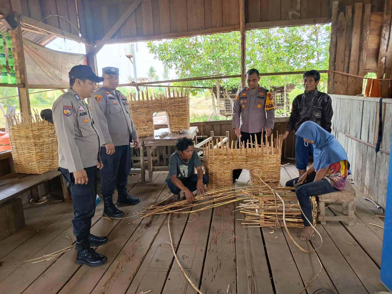 Kapolsek Siak Kecil Sambangi Pengrajin Rotan di Desa Lubuk Muda