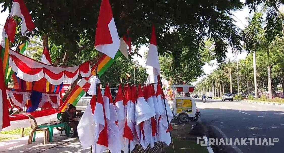 Jelang HUT RI ke-80, Penjualan Bendera di Pekanbaru Turun hingga 50 Persen