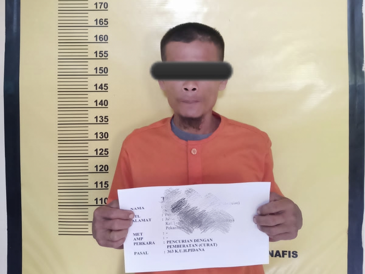 Curi Besi Penutup Parit, Aksi Tetangga Terekam CCTV