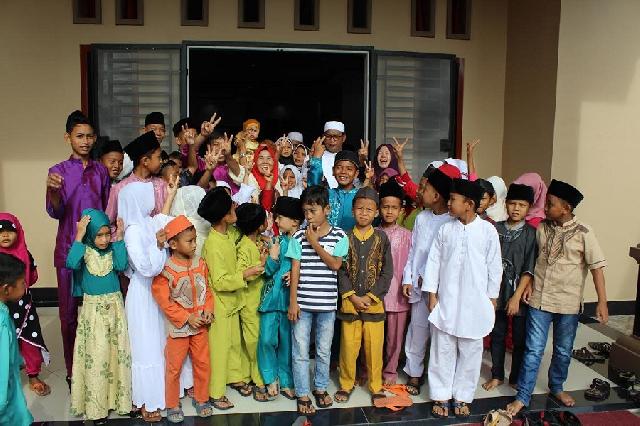 Datangi Lokasi Salat Idul Adha Bupati Rohil Gunakan Motor