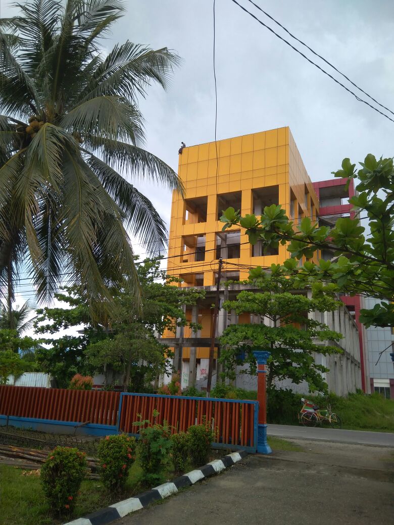 Ingin Bunuh Diri Dengan Lompat Dari Gedung Tinggi, Beruntung Polisi Berhasil Cegah