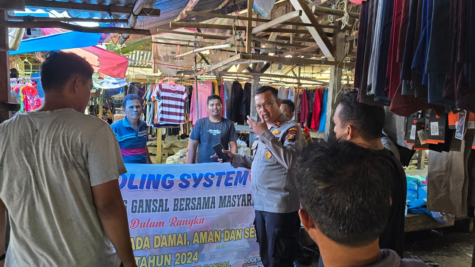 Polsek Batang Gansal Gelar Cooling System di Pasar Rakyat