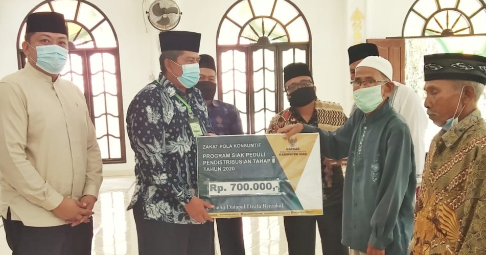 Bupati Alfedri Salurkan Bantuan Baznas-Siak ke Warga Koto Gasib Terdampak COVID-19
