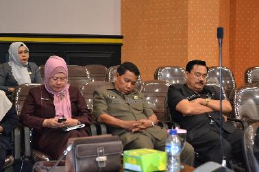 Kadis Pasar Pekanbaru Tidur Saat Fraksi DPRD Sampaikan Pandangan