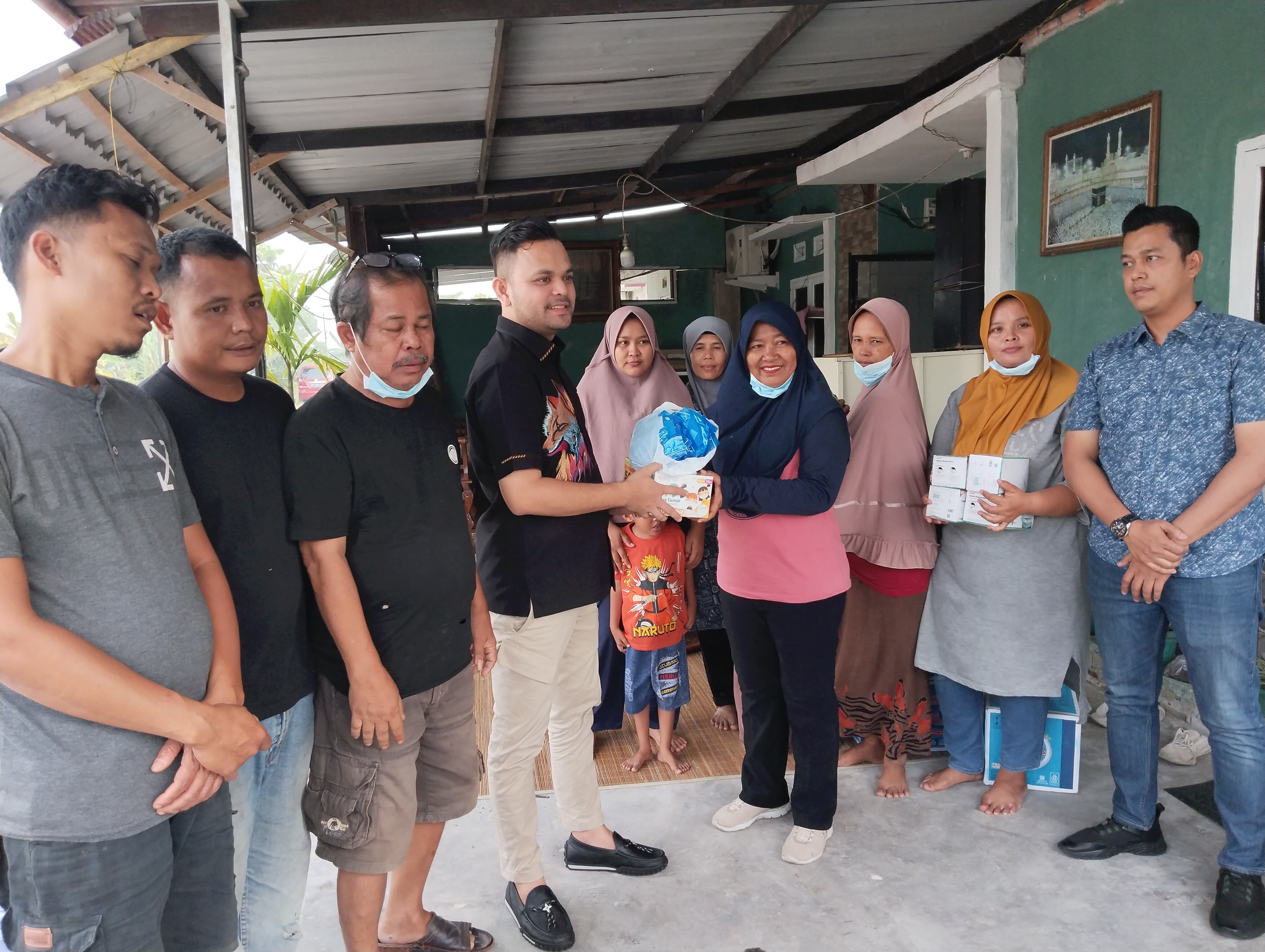 Peduli Warga Terdampak Asap, Ketua Elang 3 Hambalang Riau Bagikan Masker dan Vitamin di Kampar