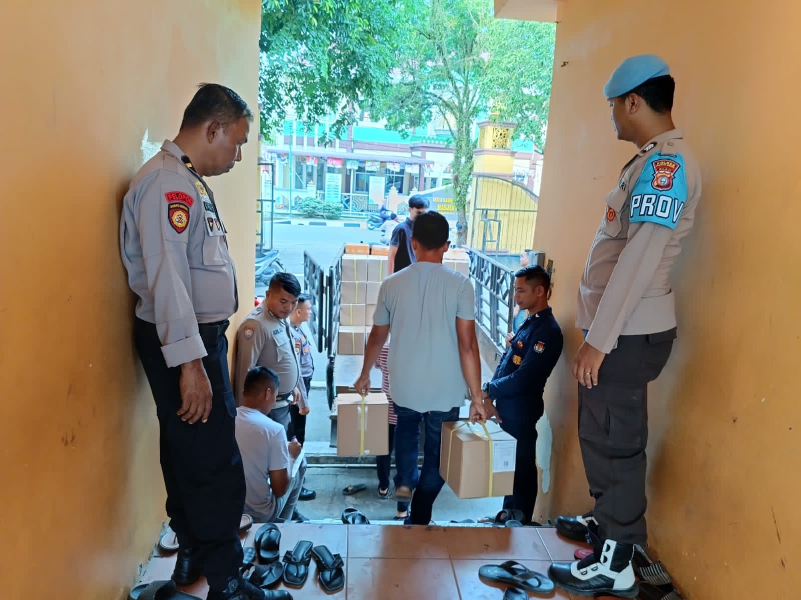 Kapolres Kuansing Hadiri Kegiatan Pelipatan Surat Suara Hari Pertama untuk Pilkada Serentak 2024 di Kabupaten Kuansing