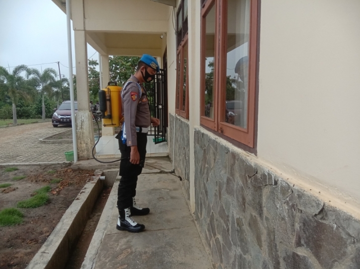 Sterilkan Kantor dan Cegah Penularan Covid-19, Mapolsek Pangkalan Lesung Semprot Disinfektan